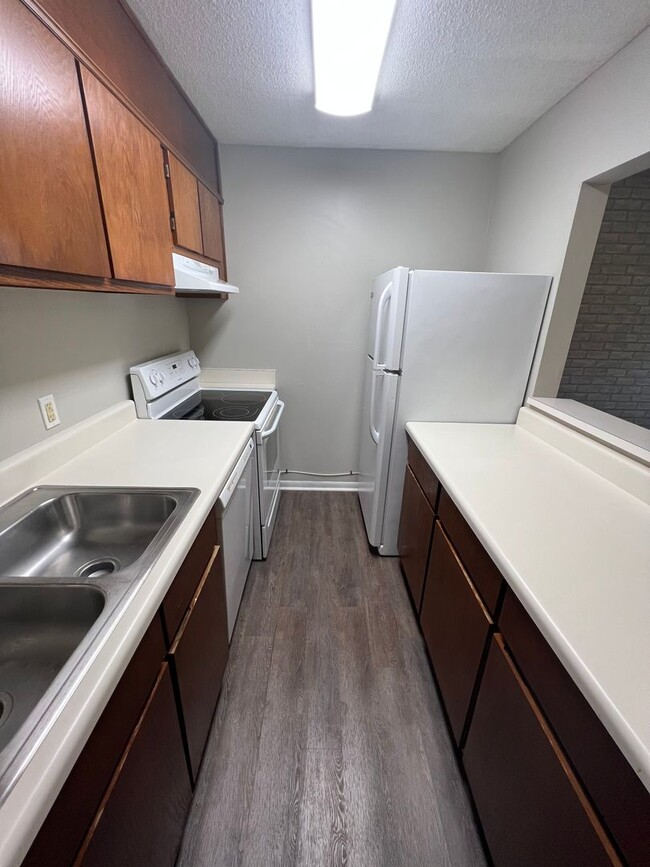 Building Photo - Lakewood Commons 1 BR available in August!