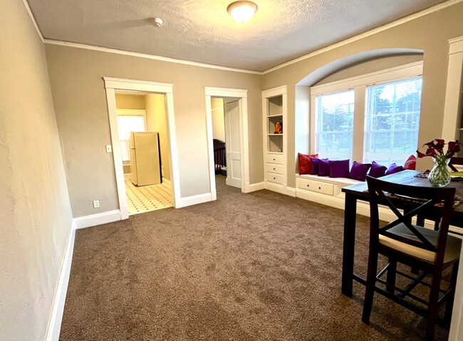 Large Family Room - 603 E 109th St