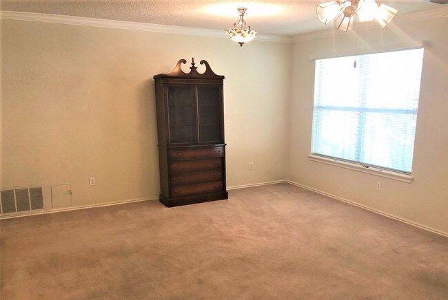 Building Photo - 1302 Cedar Crest