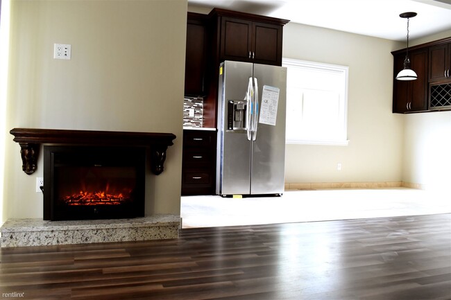 Foto del edificio - 3 br, 1.5 bath Duplex - 15642 Canal Rd