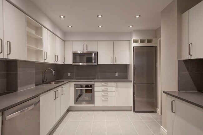 Building Photo - 3495 Rue de la Montagne