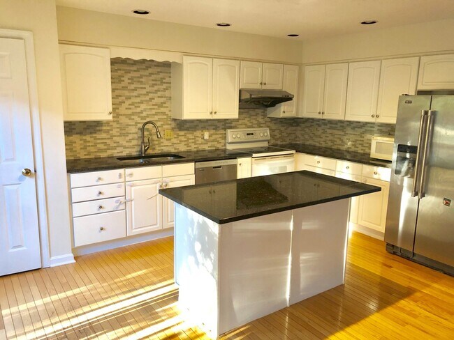 Foto del edificio - Beautiful 3 Bedroom Townhome In Bloomfield...