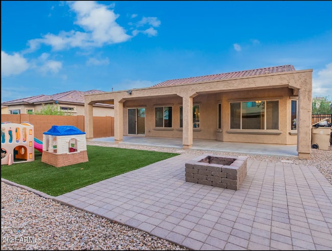 Maintenance free back yard with plenty of space - 25972 W Burnett Rd