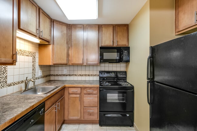 Kitchen - 4909 Crooks Rd