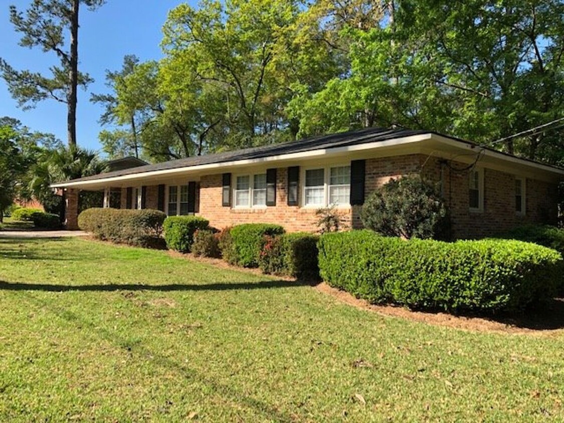 Foto principal - Good looking Brick Ranch House 3 bed 2 bath