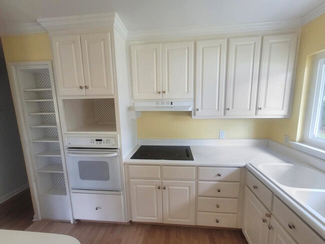 Building Photo - 2021 Greenbrier Rd