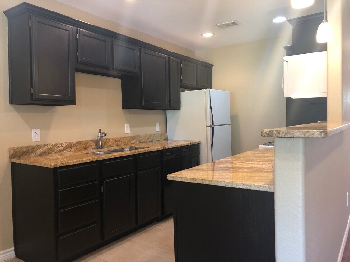 Foto principal - 4 Bedroom / 2 Bath / 2 Car Garage