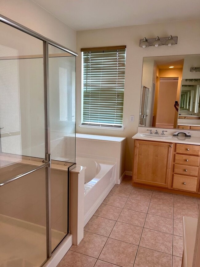 Building Photo - $3,090 / GORGEOUS 4 BEDROOM HOME IN WICKLU...