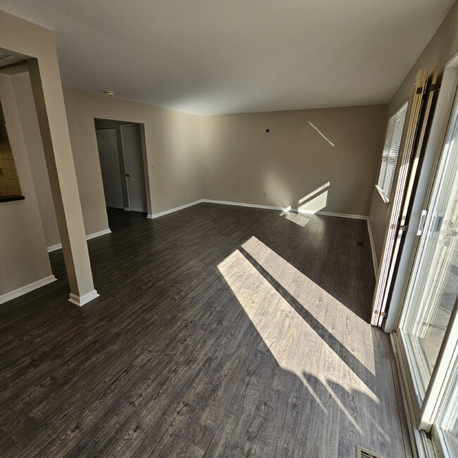 Building Photo - Spacious End Unit 2 Bedroom Condo with 2.5...