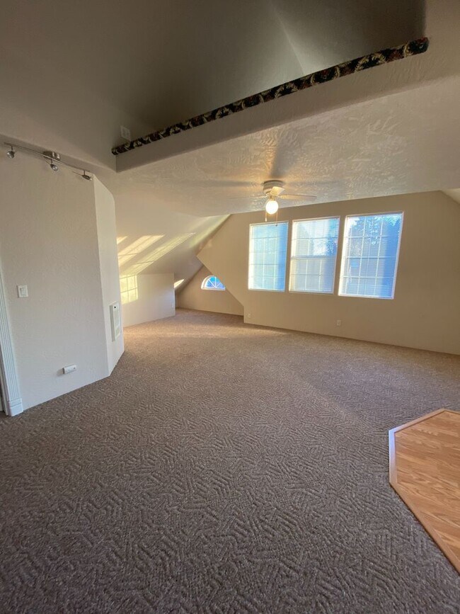 Foto del edificio - Nice Upstairs 1bd/1bth Apartment - All utilities included!
