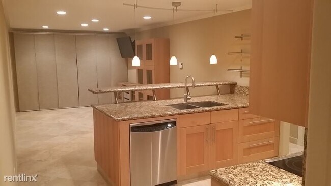 Building Photo - 3 br, 2 bath Condo - 281 E Surfside Dr