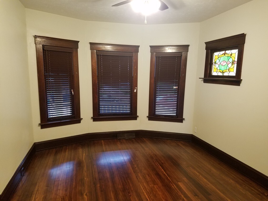 Foto principal - 6805 W Clinton Ave