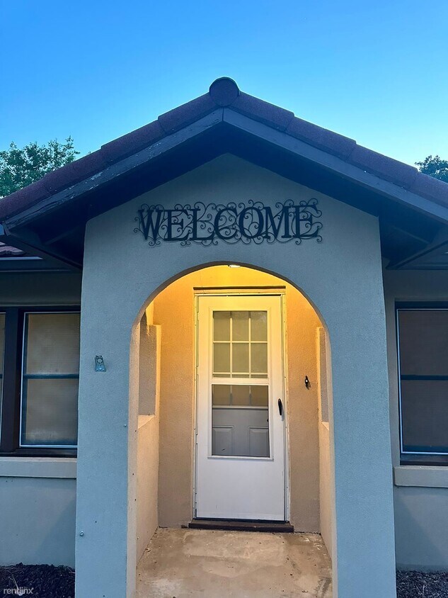 Foto principal - 3 br, 1 bath House - 2925 Hiawatha Trail