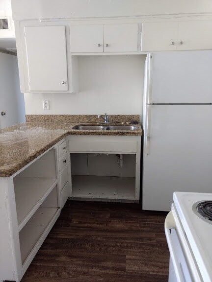 Building Photo - 2237 W Glenrosa Ave