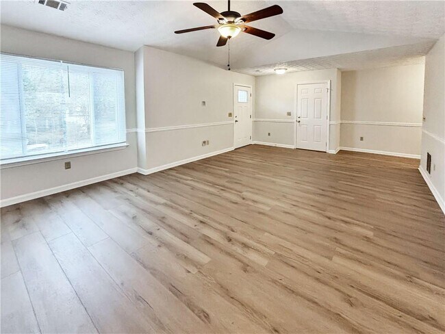 Foto del edificio - 1819 Cres Hill Dr NW