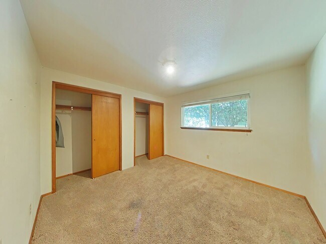 Building Photo - 3 Bedroom Duplex ~ Close to Campus ~ Small...