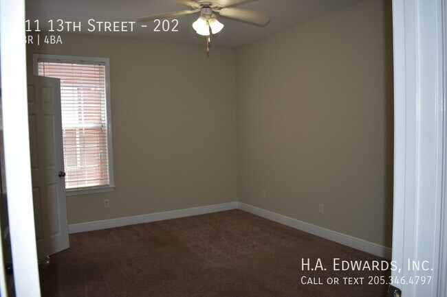 Building Photo - 811 13th St