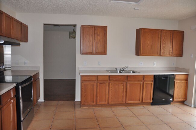 Building Photo - 3 Bedroom 2.5 Bath in Carriage Hills