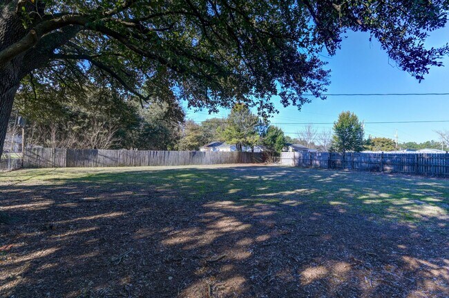 Foto del edificio - 3 bedroom home, with a fully fenced yard f...