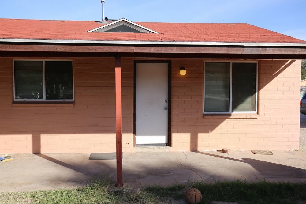 Primary Photo - 805 N Swan Rd