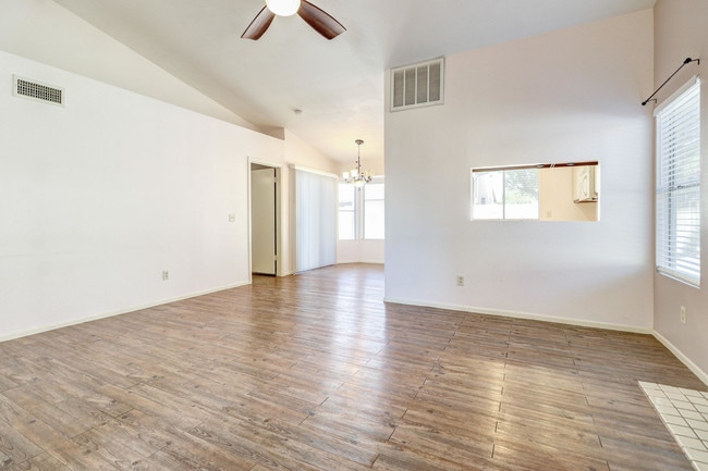 Building Photo - 8842 W Greenbrian Dr