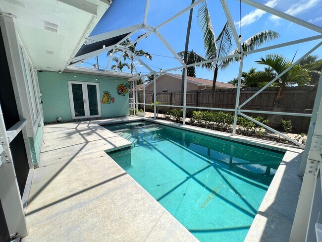 Foto del edificio - Spacious 3 Bedroom 2 Bath with Pool 2 Blocks from the Beach