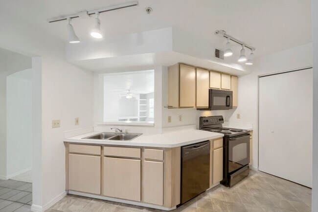 Building Photo - 7270 Westpointe Blvd