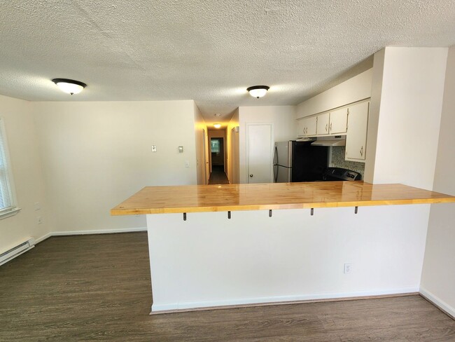 Building Photo - Udated Duplex Near ODU!