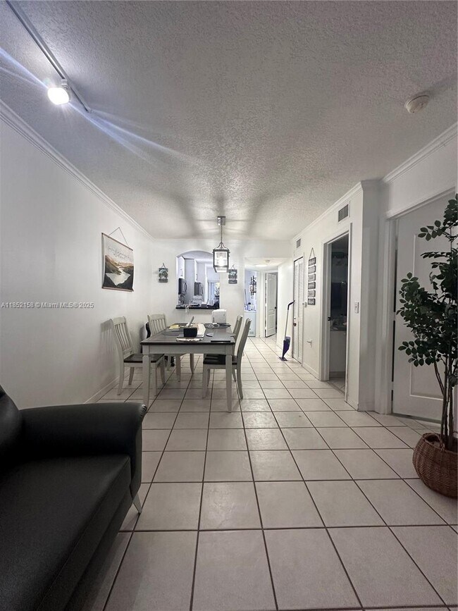 Foto del edificio - 2200 NW 78th Ave