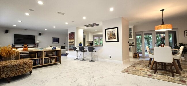 Building Photo - 1568 Point Way