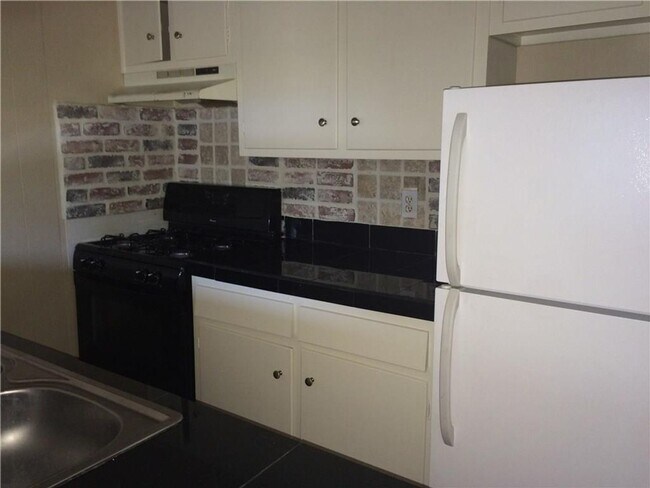 Foto del edificio - 602 W 51st St #101, Large, fully updated 1 story unit in great location.