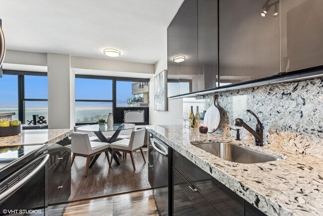 Foto del edificio - 3420 N Lake Shore Dr
