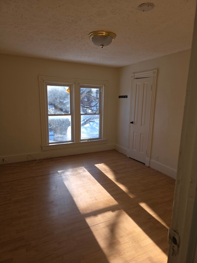 Building Photo - 934 W 11th St