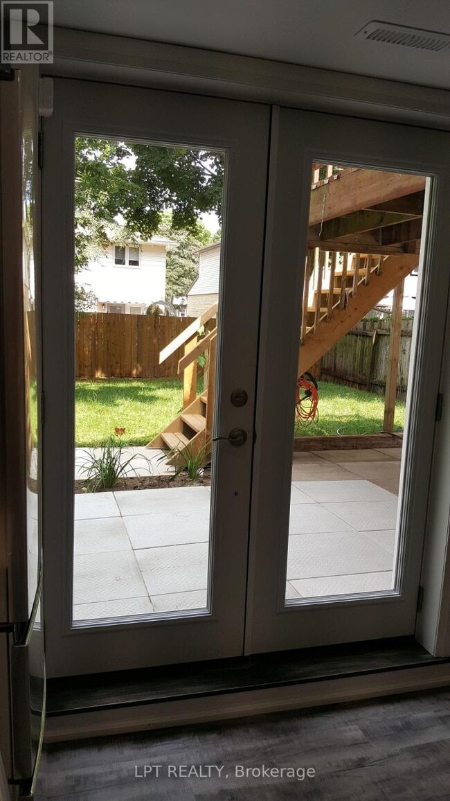 Building Photo - 70 Chaucer Crescent