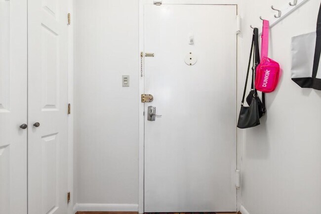 Foto del edificio - Charming 2BR Condo in Rockville *Utilities...