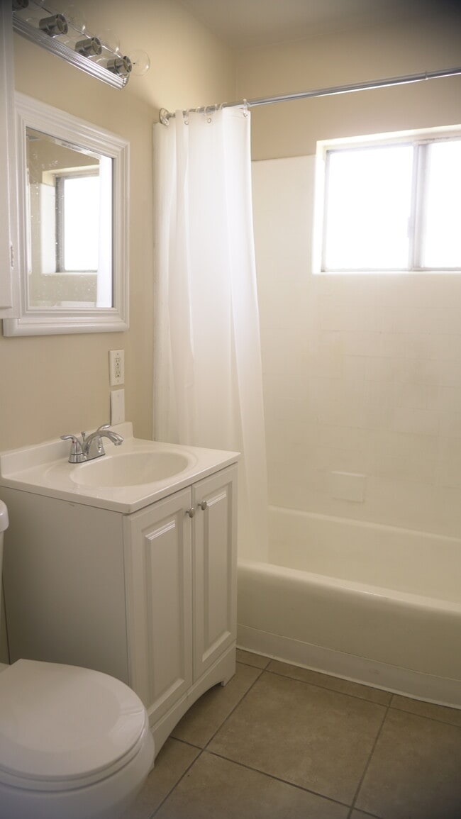 Building Photo - 725 W Center St