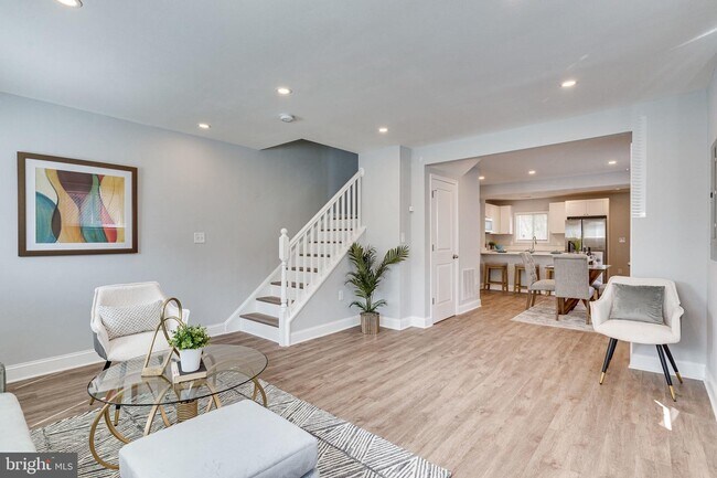 Building Photo - 5356 Gay St NE