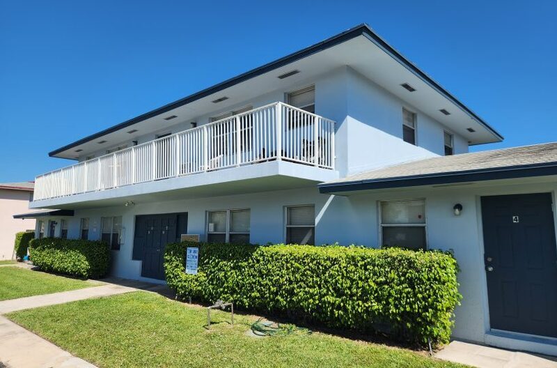 Primary Photo - 1110 W Blue Heron Blvd