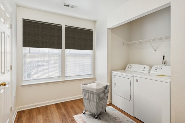 Foto del edificio - Broadwater Townhomes