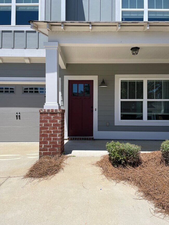 Building Photo - 3 Bedroom Home With Large Primary Suite