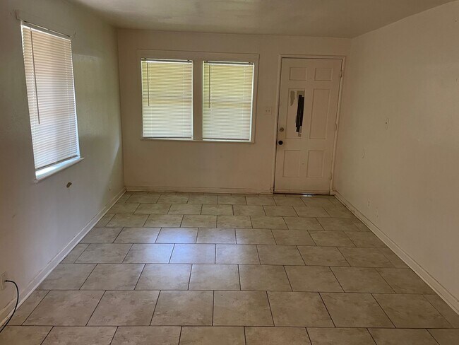 Building Photo - Must See 3 Bedroom Home