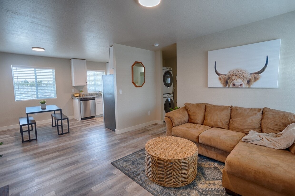 1110 W Woodland Lake Rd Unit D, AZ 85929 Condo for