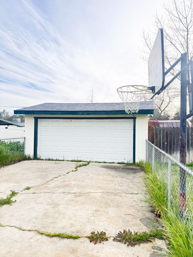 Building Photo - Available Now - Beautiful Ranch-Style Home with Pool