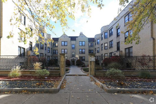 Building Photo - 1124 W Oakdale Ave