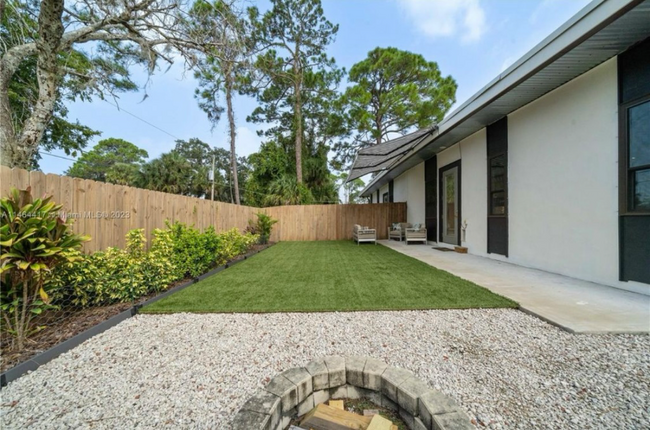 Building Photo - 2816 India Palm Dr