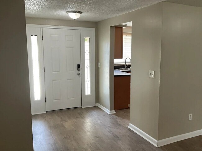 Foto del edificio - 3208 Saddlebrook Ave