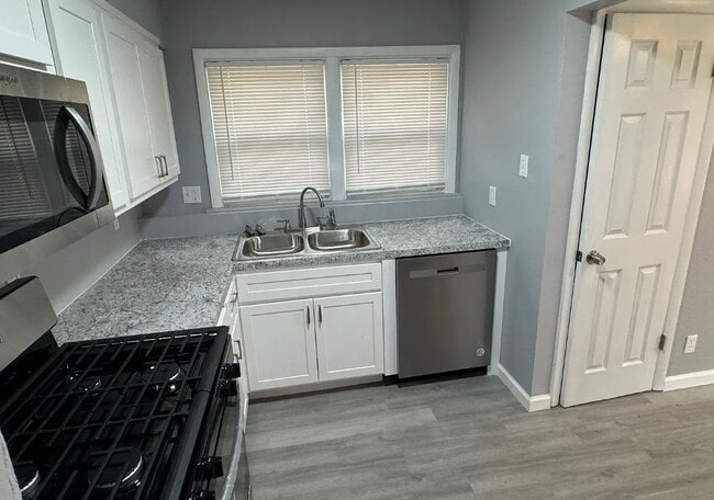 Foto del edificio - 8576 Kathlyn Dr