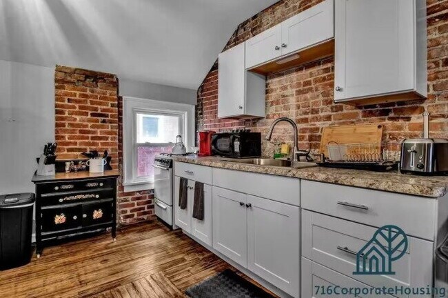 Foto del edificio - Furnished 1-Bedroom Upper Apartment on Prospect Ave