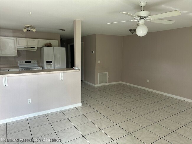 Foto del edificio - 1525 Queen Palm Ave