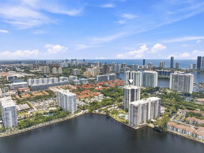 Foto del edificio - 18181 NE 31st Ct